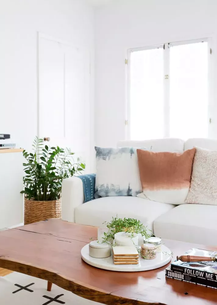 10 Feng Shui Living Room Tips From An Expert To Bring The Good Vibes